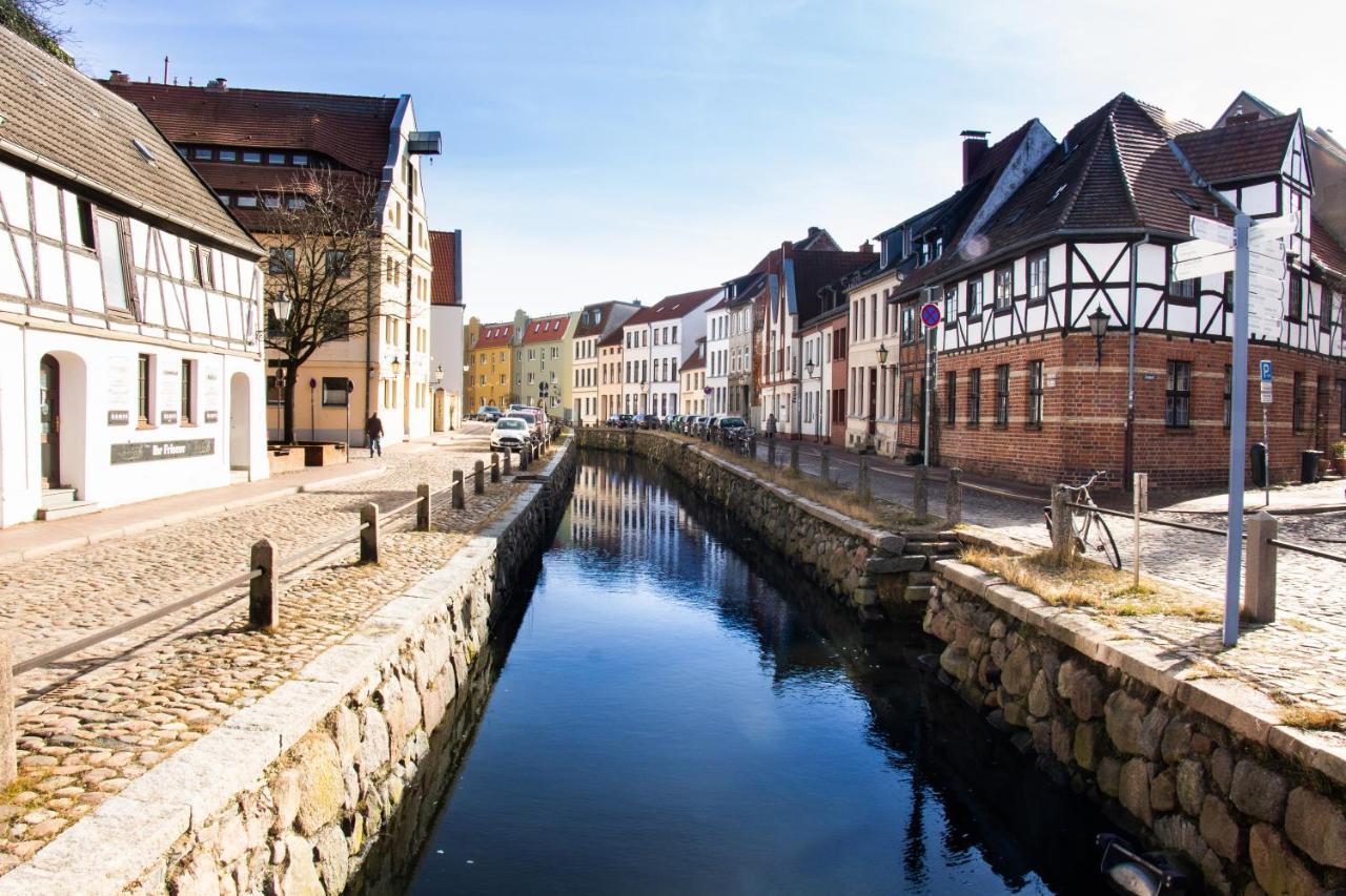 Ferienwohnung Am Alten Hafen Wismar Bagian luar foto