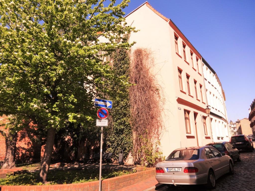 Ferienwohnung Am Alten Hafen Wismar Bagian luar foto